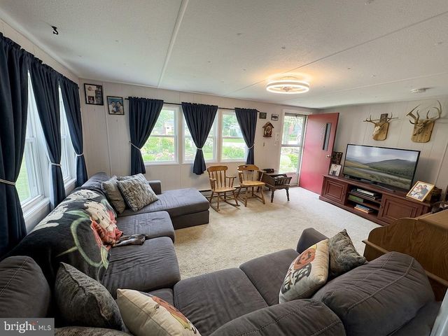 221 N MARKET AVE, Mount Joy, PA 17552