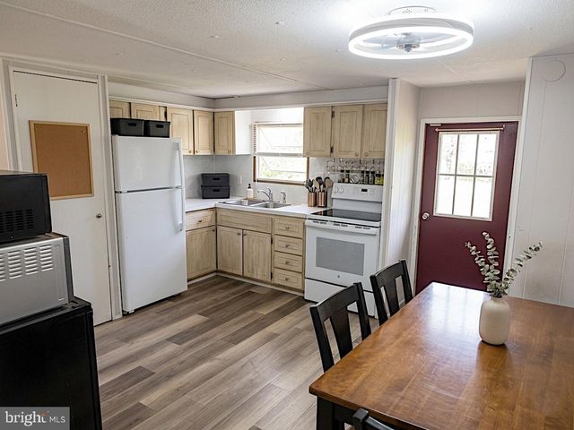 221 N MARKET AVE, Mount Joy, PA 17552