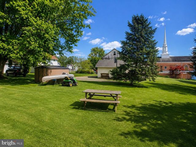 221 N MARKET AVE, Mount Joy, PA 17552