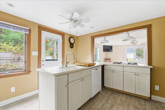 6 Ledgeville Ave, Foxboro, MA 02035