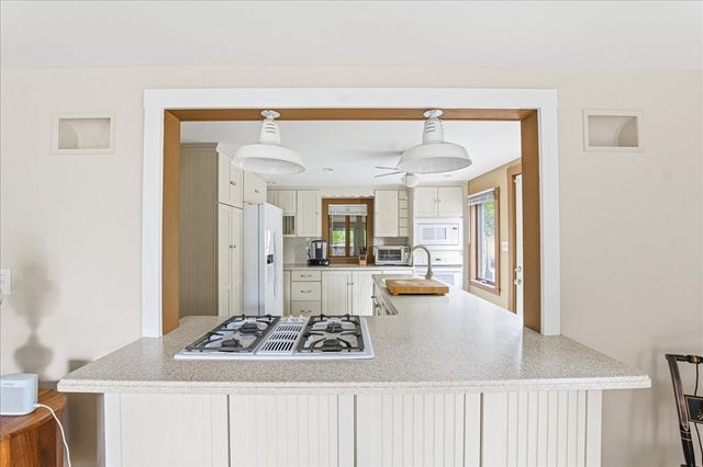 6 Ledgeville Ave, Foxboro, MA 02035