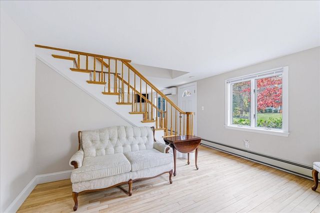6 Ledgeville Ave, Foxboro, MA 02035