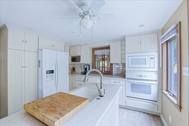 6 Ledgeville Ave, Foxboro, MA 02035