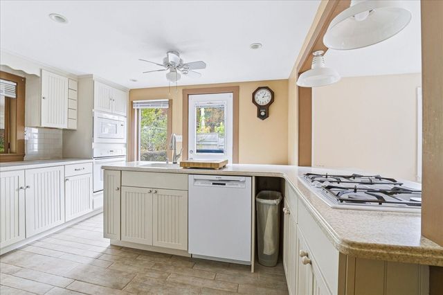 6 Ledgeville Ave, Foxboro, MA 02035