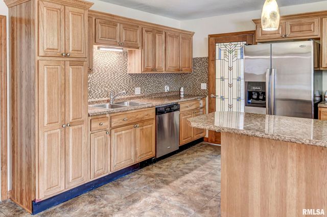 609 S CHEROKEE Street, Taylorville, IL 62568