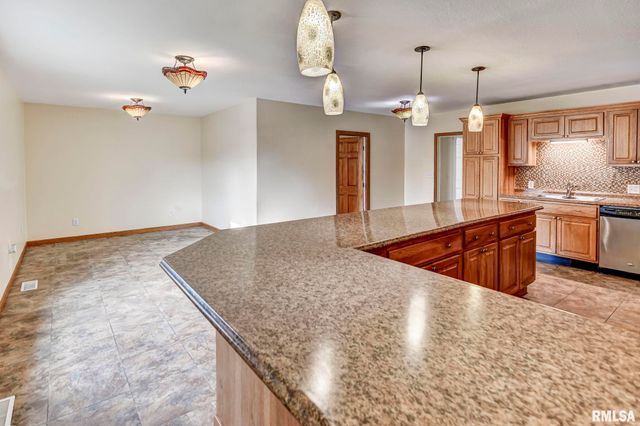 609 S CHEROKEE Street, Taylorville, IL 62568