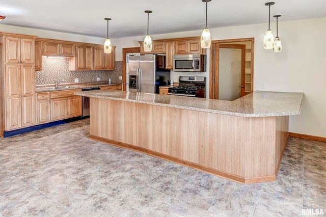 609 S CHEROKEE Street, Taylorville, IL 62568