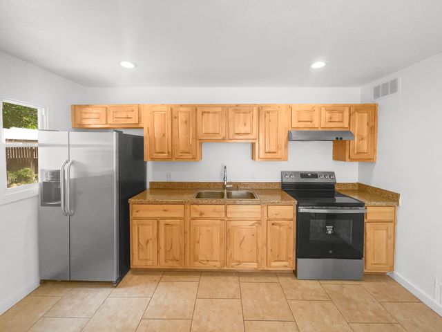 930 MADEIRA Drive SE, Albuquerque, NM 87108