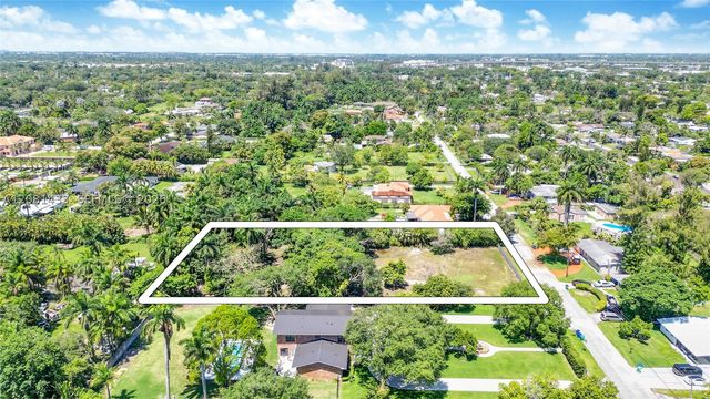 350 NE 158th St, Miami, FL 33162