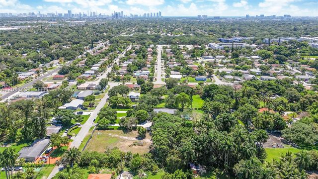 350 NE 158th St, Miami, FL 33162