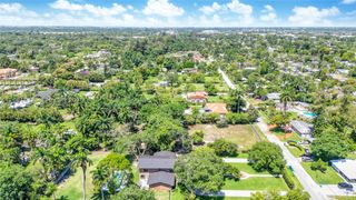 350 NE 158th St, Miami, FL 33162