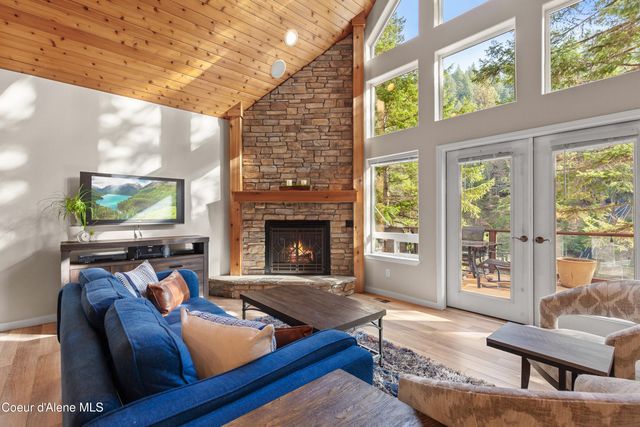 8677 N Rhapsody Ln, Hayden, ID 83835