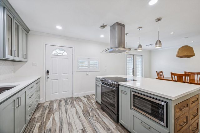 5857 Valley Forge Drive 110, Houston, TX 77057