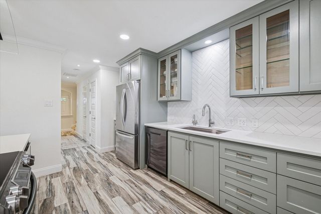 5857 Valley Forge Drive 110, Houston, TX 77057