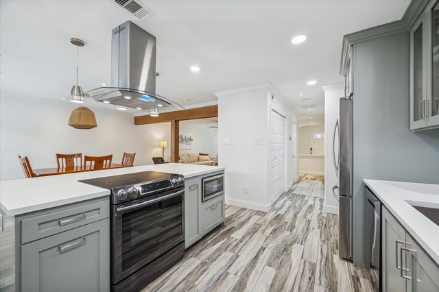 5857 Valley Forge Drive 110, Houston, TX 77057