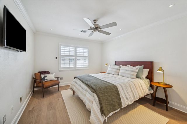 5857 Valley Forge Drive 110, Houston, TX 77057