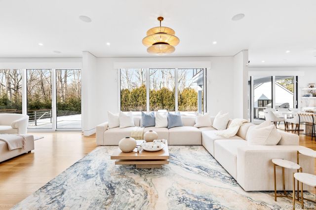 8 Ashwood Court, Southampton, NY 11968