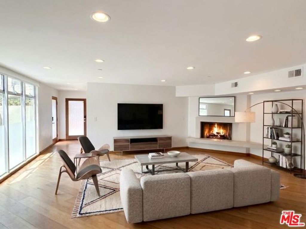 512 Brooks Avenue 6, Los Angeles, CA 90291