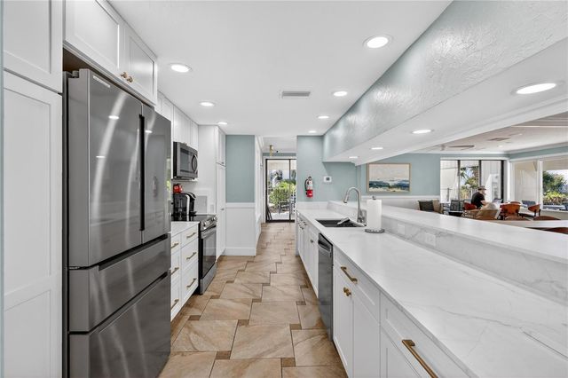 1130 W PEPPERTREE LANE 118, Sarasota, FL 34242
