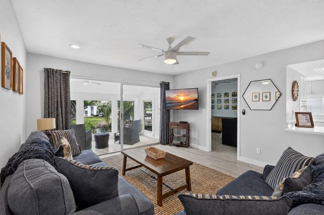 1130 W PEPPERTREE LANE 118, Sarasota, FL 34242