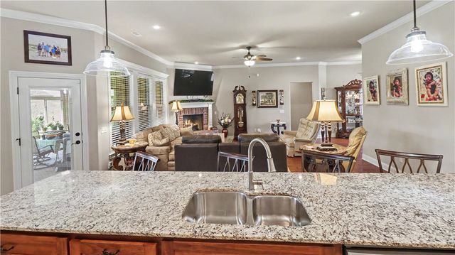 439 Penzo Avenue, Tontitown, AR 72762