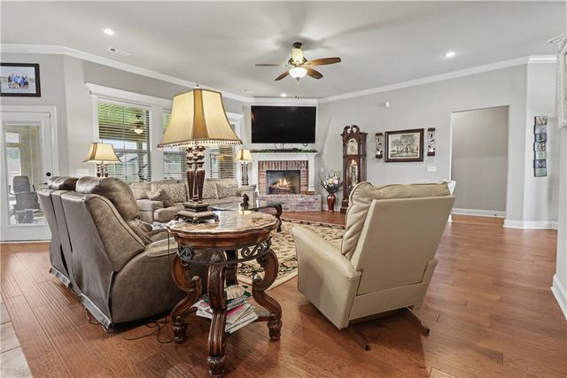 439 Penzo Avenue, Tontitown, AR 72762