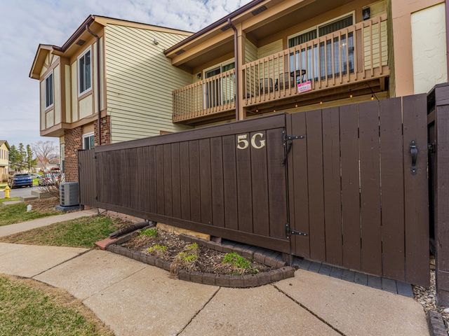 5G Fernwood Drive, Bolingbrook, IL 60440