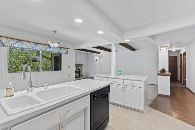 N9W31078 Concord COURT, Delafield, WI 53018