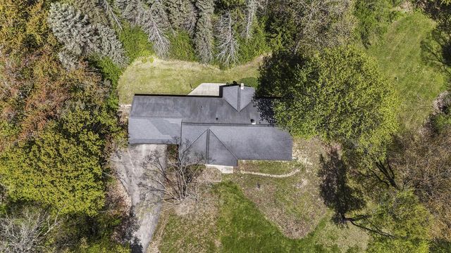 N9W31078 Concord COURT, Delafield, WI 53018