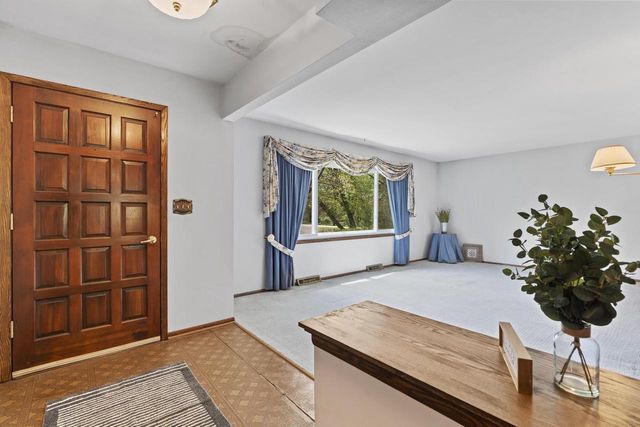 N9W31078 Concord COURT, Delafield, WI 53018
