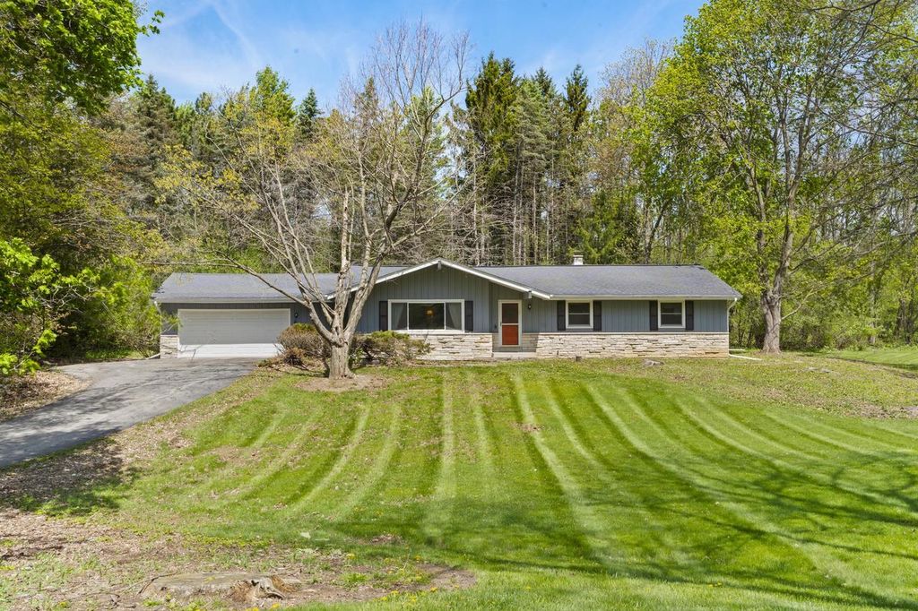 N9W31078 Concord COURT, Delafield, WI 53018