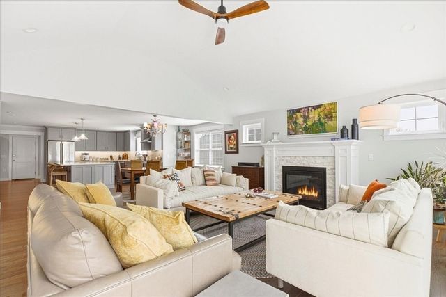 32 Pebble Beach Dr, Plymouth, MA 02360