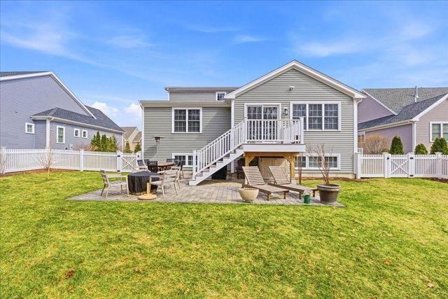 32 Pebble Beach Dr, Plymouth, MA 02360