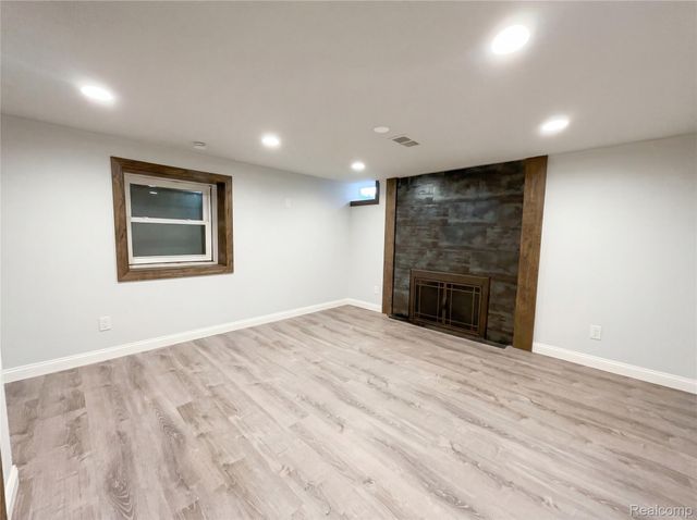 1912 Littlestone Road, Grosse Pointe Woods, MI 48236