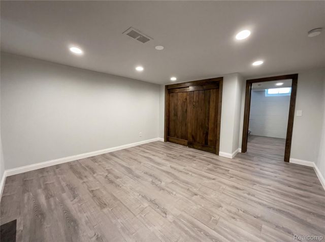 1912 Littlestone Road, Grosse Pointe Woods, MI 48236