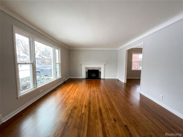 1912 Littlestone Road, Grosse Pointe Woods, MI 48236