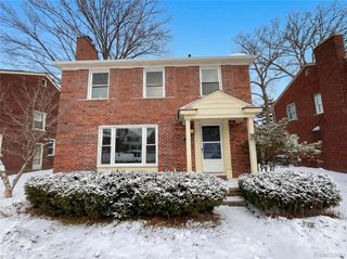 1912 Littlestone Road, Grosse Pointe Woods, MI 48236