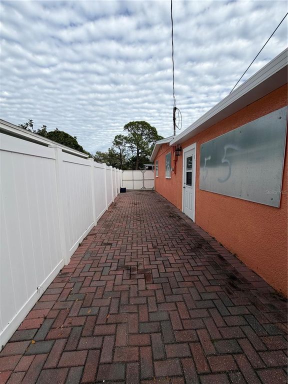 Image 24 of property listing at 4627 BYERLE CIRCLE, Tampa, FL 33634