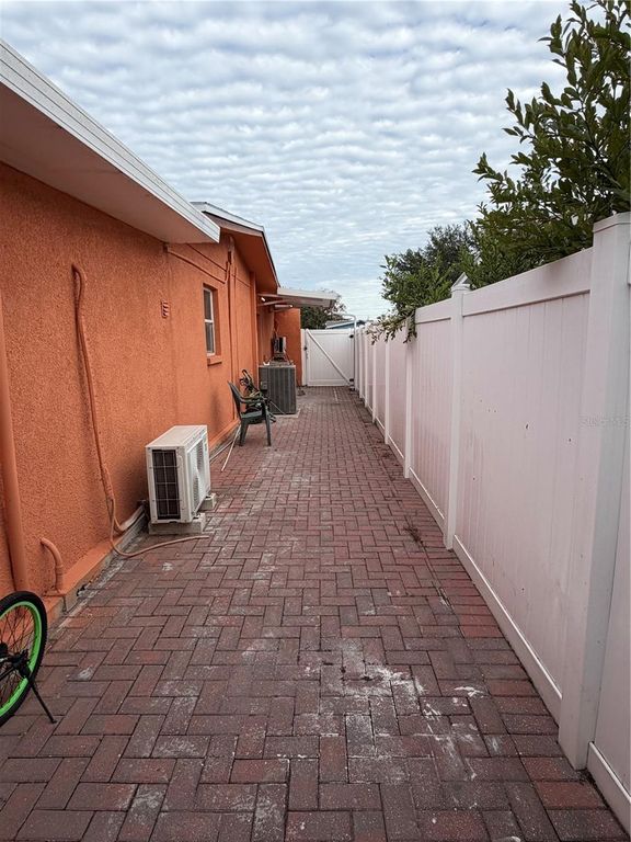Image 25 of property listing at 4627 BYERLE CIRCLE, Tampa, FL 33634