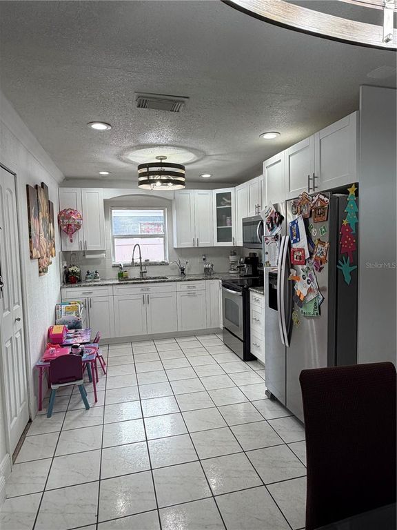 Image 8 of property listing at 4627 BYERLE CIRCLE, Tampa, FL 33634