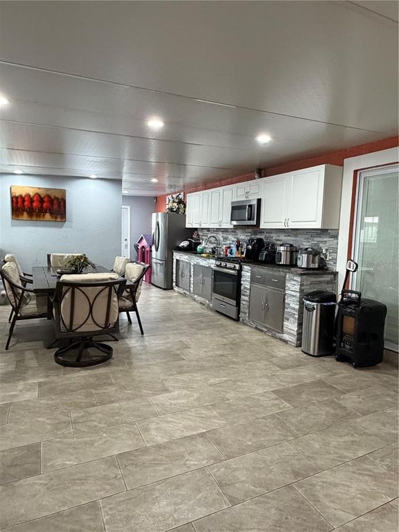 Image 10 of property listing at 4627 BYERLE CIRCLE, Tampa, FL 33634