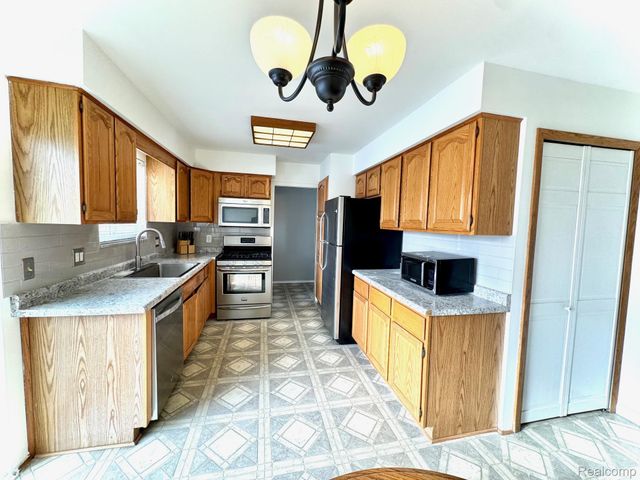 13036 Whitfield Drive, Sterling Heights, MI 48312