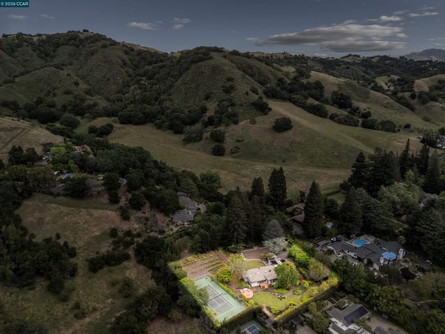 3814 Happy Valley Rd, Lafayette, CA 94549