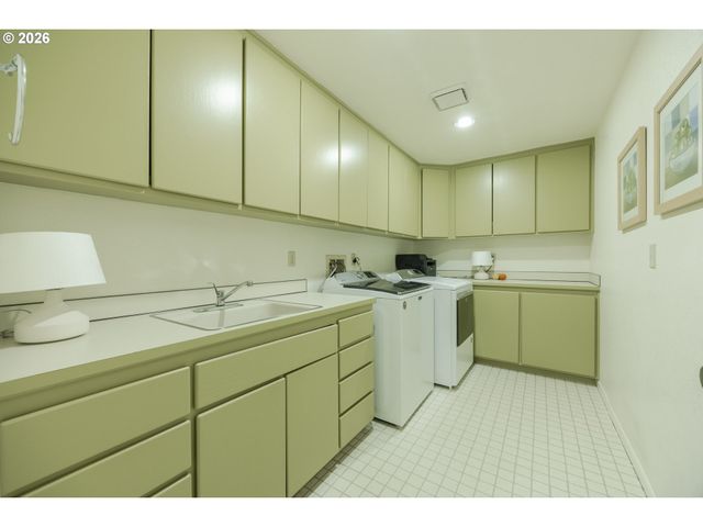 2071 MUSKET St, Eugene, OR 97408