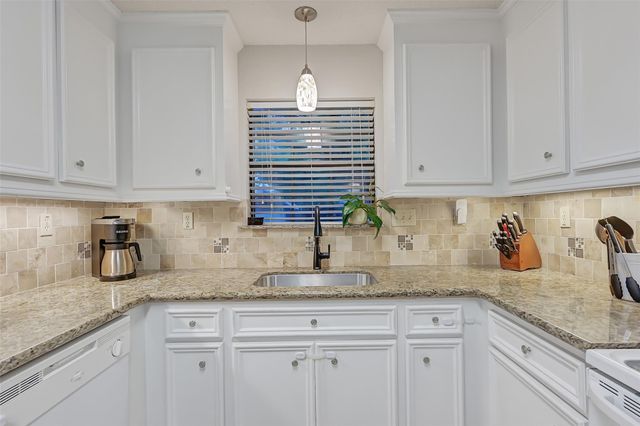 211 Live Oak Lane, Friendswood, TX 77546
