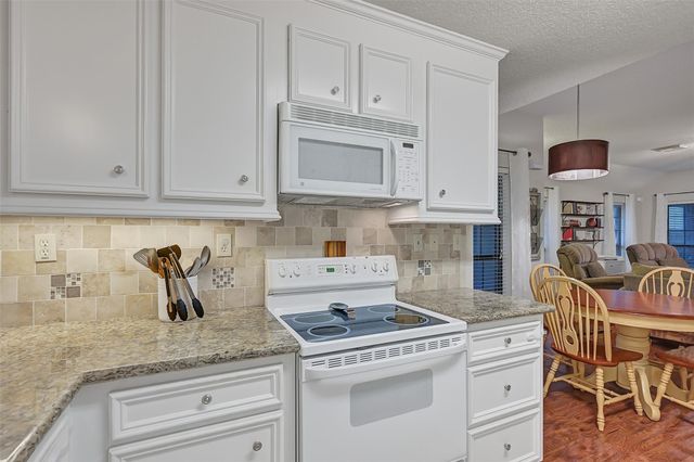 211 Live Oak Lane, Friendswood, TX 77546
