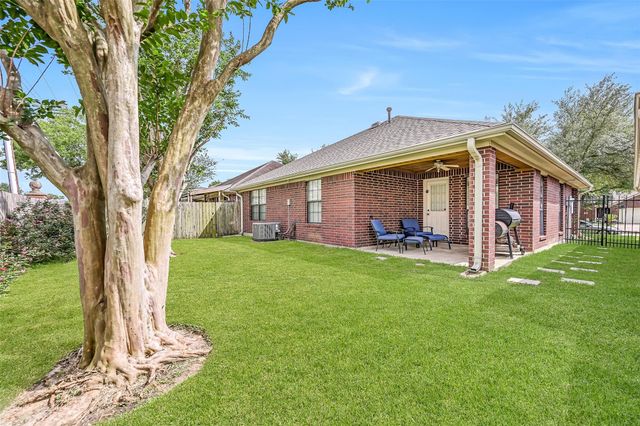 211 Live Oak Lane, Friendswood, TX 77546