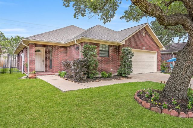 211 Live Oak Lane, Friendswood, TX 77546