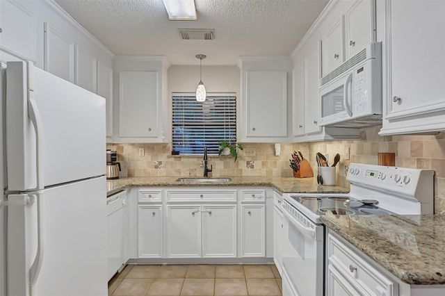 211 Live Oak Lane, Friendswood, TX 77546