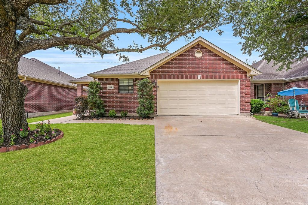 211 Live Oak Lane, Friendswood, TX 77546